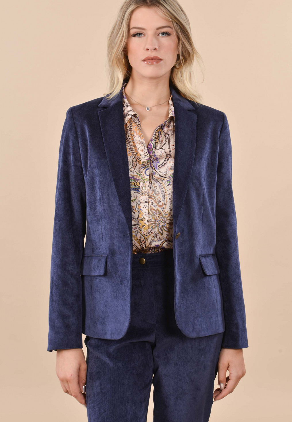 Andy Ves 85%polyester 12%nylon