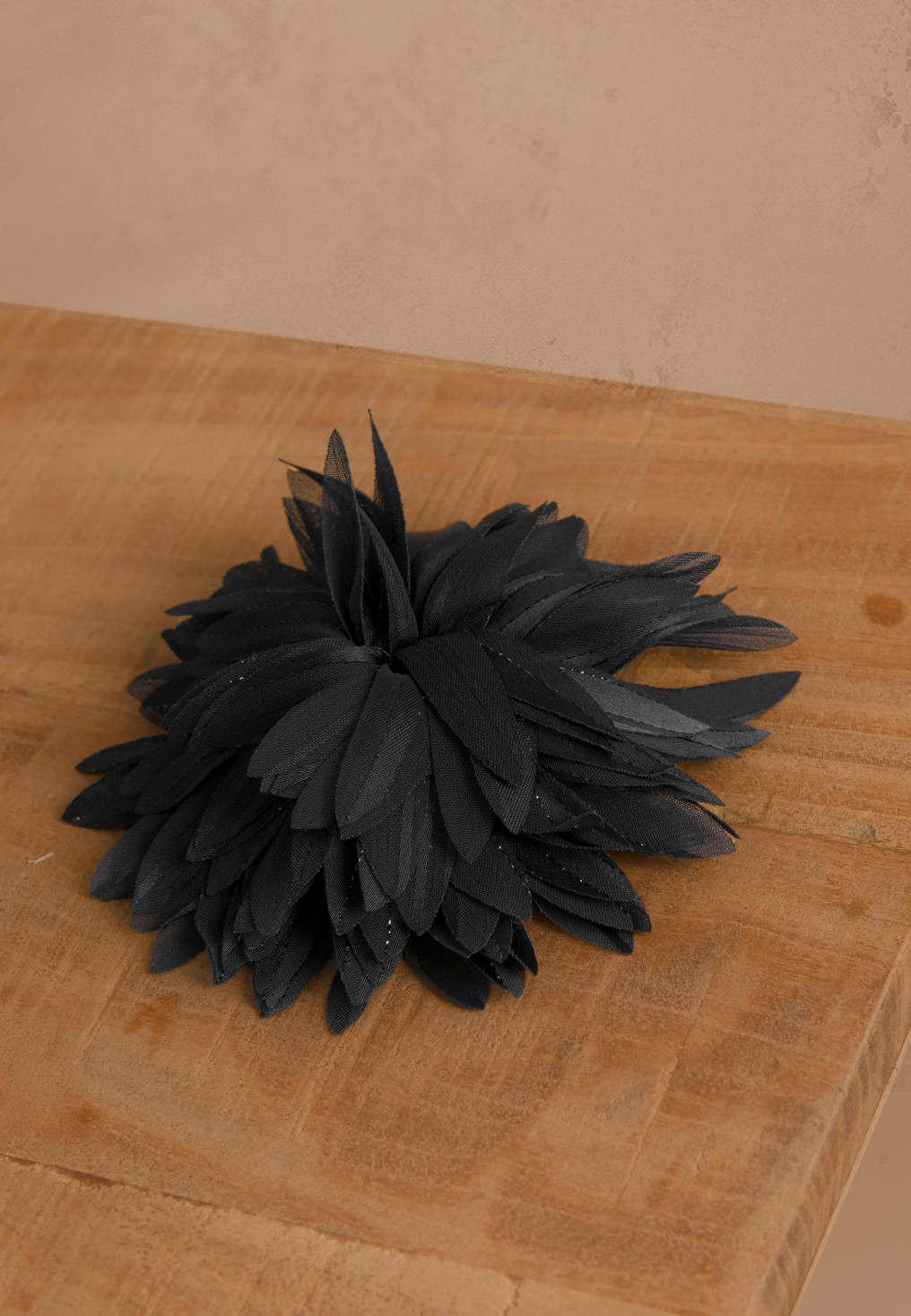 BROCHE FLEUR - NOIR - GAZOUILLIS - Un Jour Ailleurs
